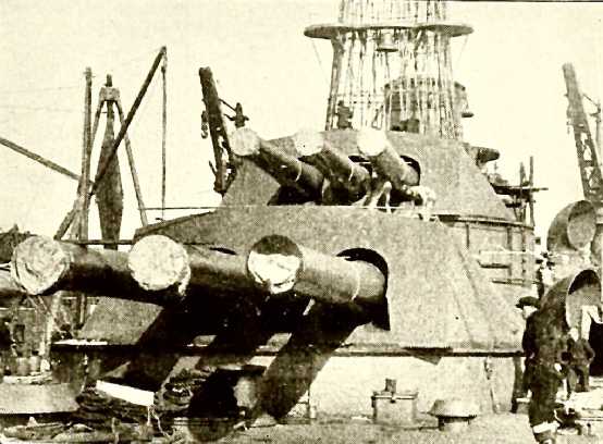 尚未服役的「賓夕法尼亞」號戰列艦前部炮塔周圍的甲板區域正在進行施工，照片攝於1916年初