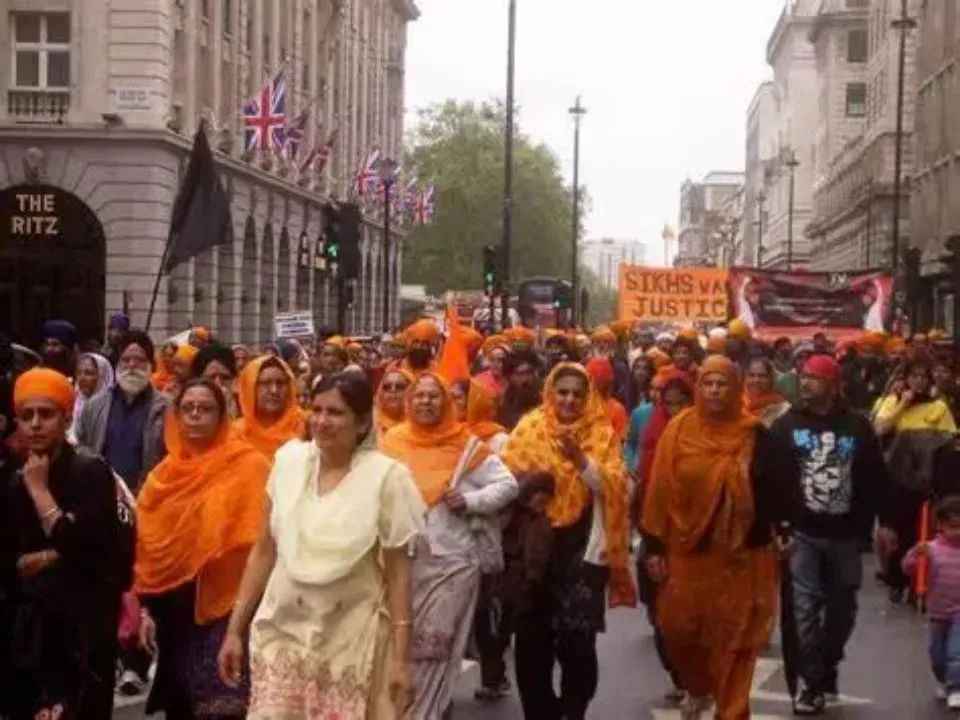 倫敦街頭的印裔隊伍