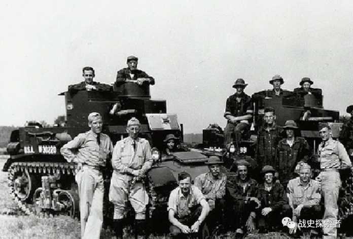 第192坦克營D連部分官兵與他們的訓練座車：M2A2輕型坦克及教官的留影，攝於1941年