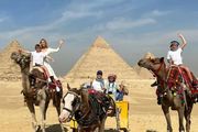 伊凡卡離開白宮後首度出國遊！一家人去埃及金字塔前騎駱駝