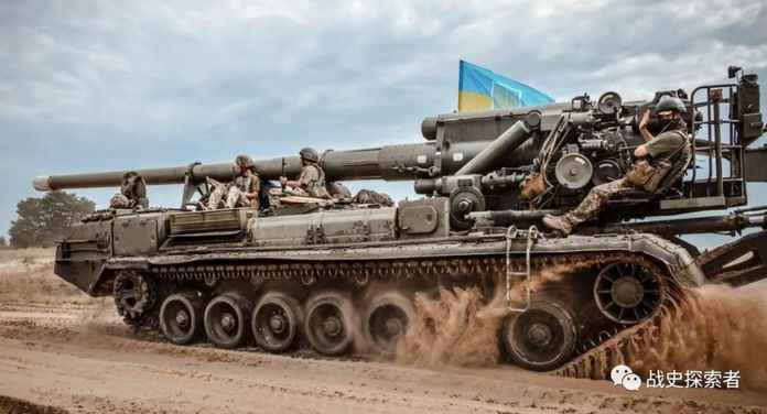 烏軍使用的2S7「牡丹花」自行火炮同樣為5人。