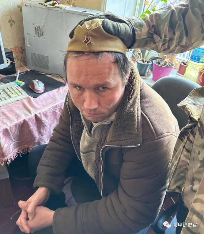 一個為俄羅斯聯邦安全局工作的間諜在電腦前給俄軍發送情報時，被烏克蘭安全部隊抓了現行
