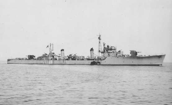 「樅」號驅逐艦，屬於戰爭末期開工的「松」級，排水量1260噸，長約100米，主要武器為40倍徑八九式