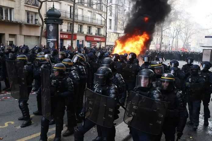 法國警察和抗議者對峙
