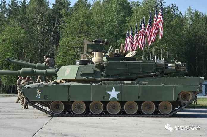 從側面拍攝的M1A2（SEP V2）主戰坦克該車配有一門M256 120毫米口徑的滑膛炮，配有車長獨