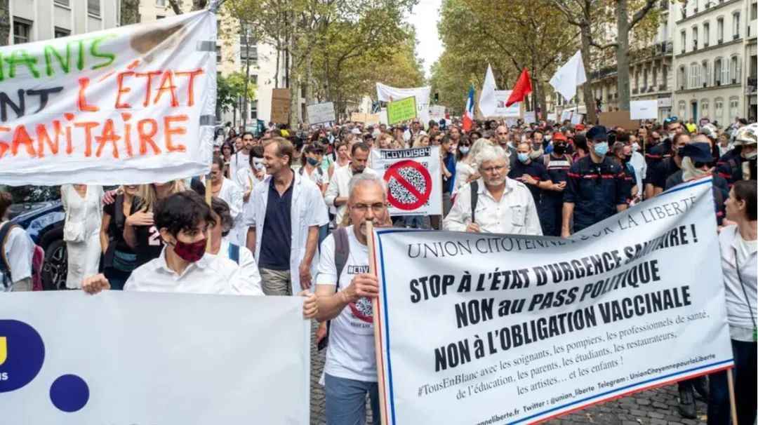 2021年9月11日，巴黎街頭抗議強制接種疫苗的醫療工作者（法新社圖）