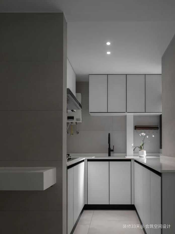 廚房U型櫥櫃設計，操作檯面和儲物空間得以擴展，開放式的廚房設計，採光和通風均得以最大化釋放和改善