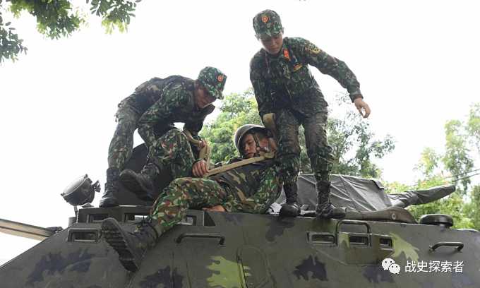 模擬乘坐載具（BTR裝甲運兵車）遭到敵方攻擊後，迅速撤離的越南女兵