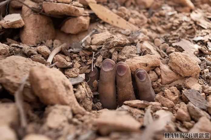 被埋在瓦礫之下的IS武裝分子的屍體