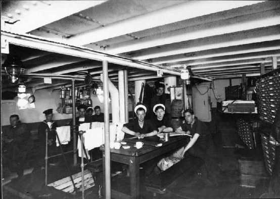 「天芥菜」號的艦員在船艙裡拍攝的照片