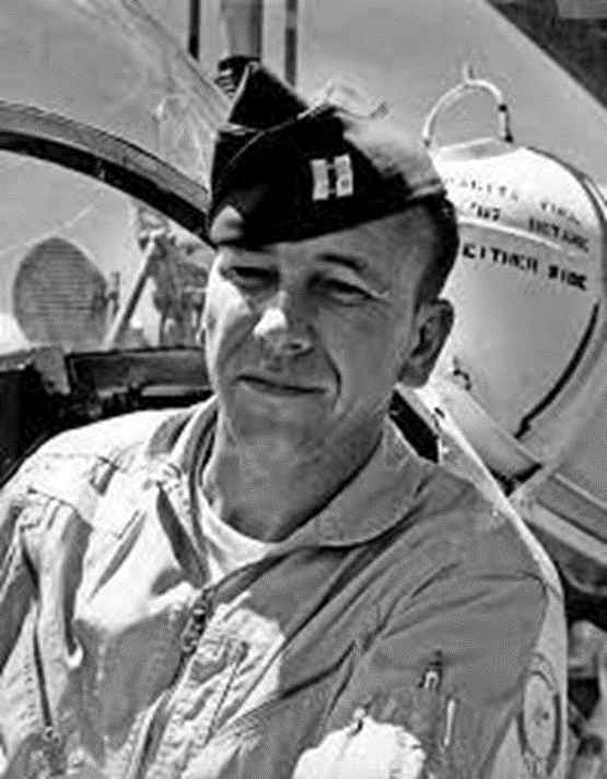 埃德·弗里曼上尉是克蘭德爾少校的僚機，一同執行了支援任務
