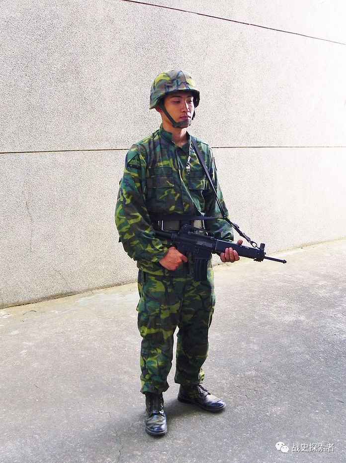 2011年臺陸軍湖口營區開放日期間，一名手持T-91步槍，站在中興臺東側通道執勤的臺軍裝甲兵其頭盔亦
