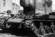 1941年，總是被德軍圍觀的KV-2重型坦克