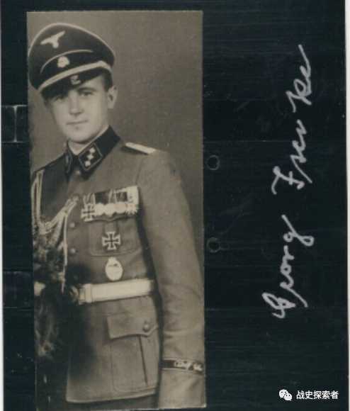 喬治·伊塞克的個人肖像照，此時軍銜為三級突擊隊中隊長（少尉），在其右臂袖口上方20公分處還佩有一條「
