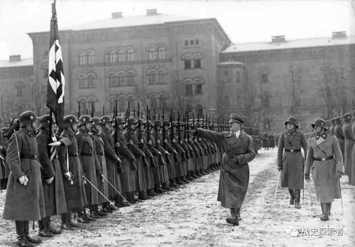 於利奇菲爾德軍營內檢閱「警衛旗隊」儀仗隊的希特勒，隨行人員中還包括了「警衛旗隊」首任指揮官迪特里希此