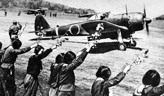 一張著名的特攻出發照片，陸軍的Ki-43「隼」攜帶炸彈準備出擊，旁邊的女學生歡送，飛行員最後敬了個禮