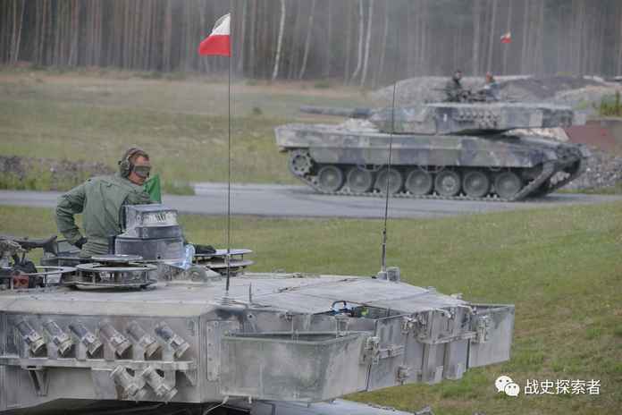 完成射擊任務後，波蘭陸軍的「豹2」A5型坦克開始倒車撤出陣地成員來自波軍第34裝甲騎兵團。