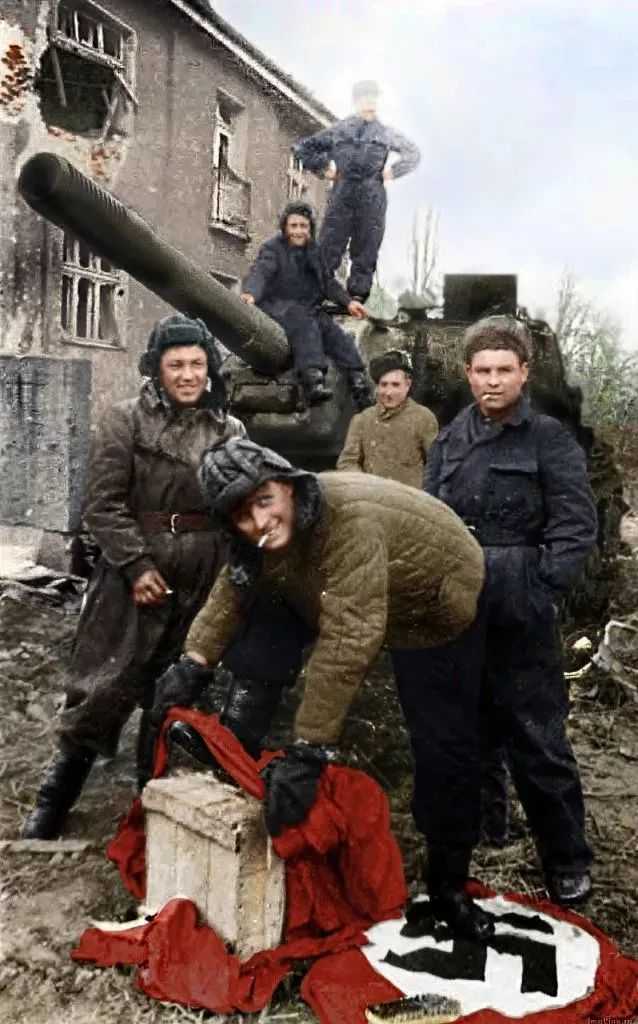 幾個蘇聯坦克兵在拿納粹旗子擦軍靴