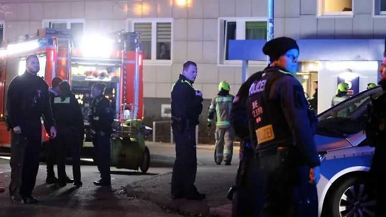 警察站在柏林利希滕貝格區的公寓樓前據說這就是發生血案的地方。圖源：picture alliance/