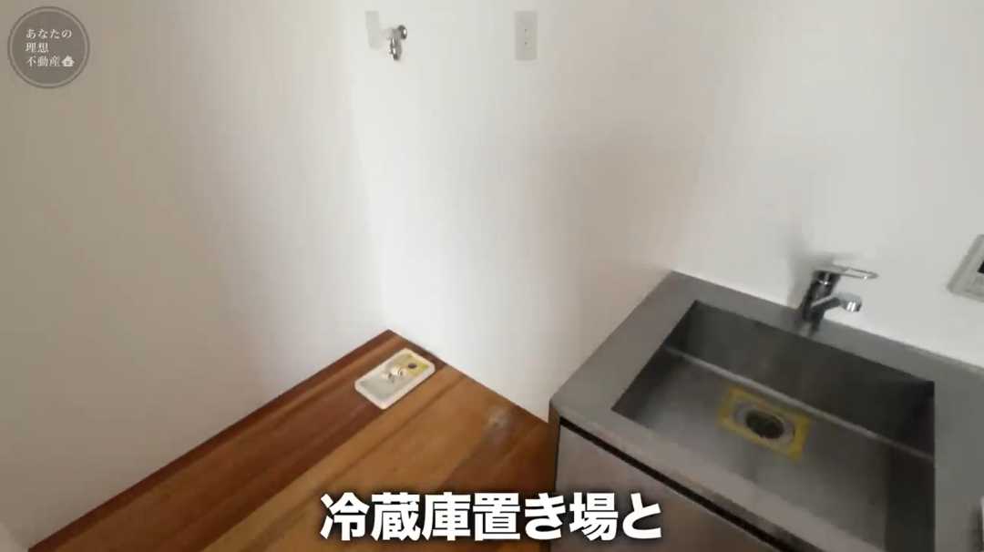 廚房左邊的空地是用來擺放洗衣機和冰箱的