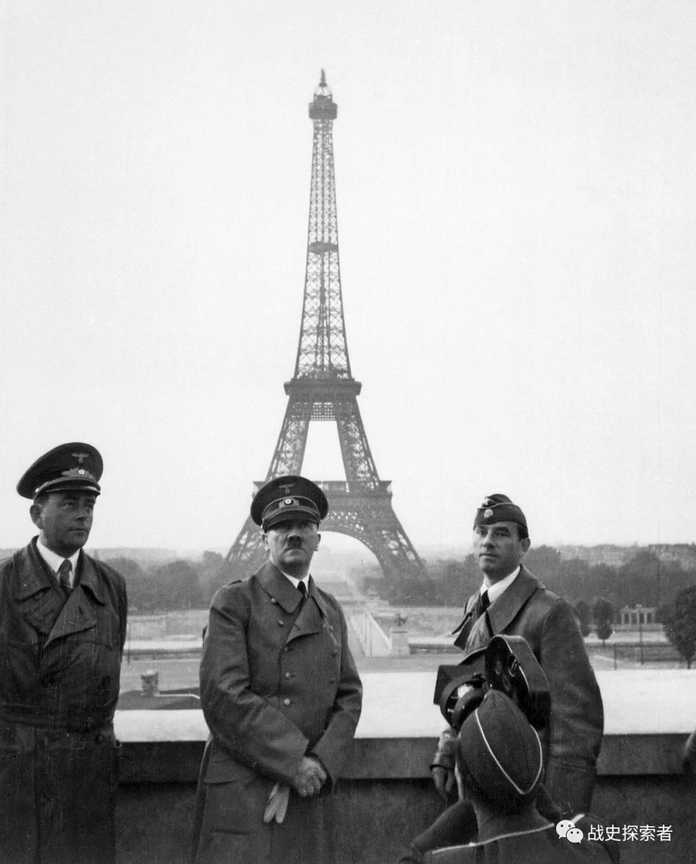 1940年6月23日，希特勒與幕僚（左：建築家施佩爾；右：藝術家貝克爾）一同在巴黎的埃菲爾鐵塔下合影