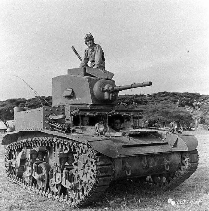 一組駐菲美軍使用的M3「斯圖亞特」輕型坦克寫真照，該車型號較早，主武器為一門M5型37毫米坦克炮，另