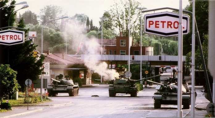 斯洛維尼亞邊境的南斯拉夫人民軍坦克
