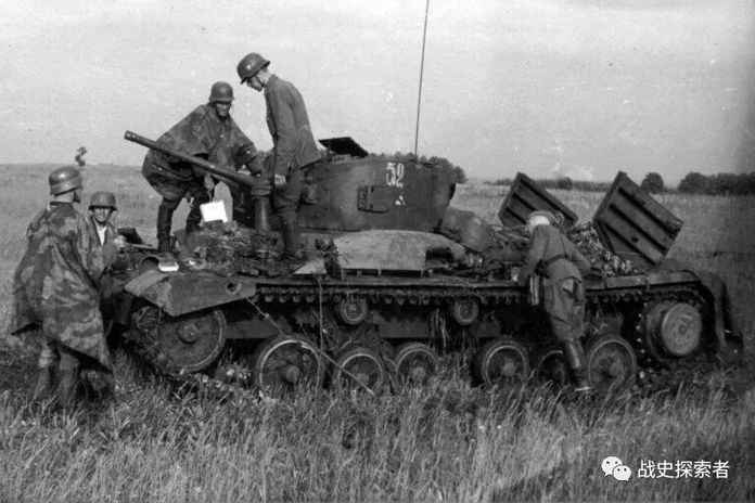 被德軍繳獲的一輛瓦倫丁MK.III型坦克，其車體一側還繪有「為了史達林」的宣傳標語
