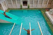 東南亞小哥露宿荒野，90天純手工打造泳池豪宅，驚豔1億網友：買房有望了！