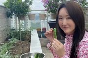 楊鈺瑩在豪宅種菜，50多歲如少女，養花逗狗，生活自在
