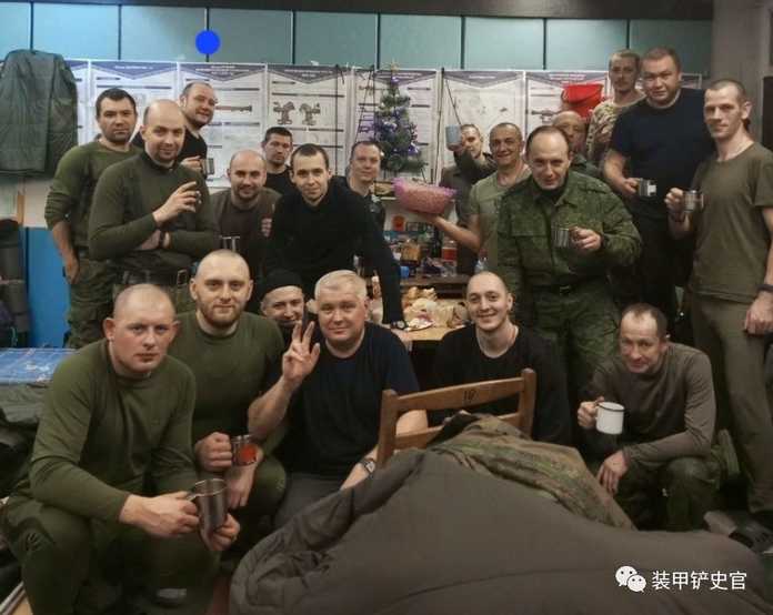 馬卡耶夫卡第19職業學校內的俄軍士兵新年合照，該照片拍攝於烏軍火箭炮襲擊前