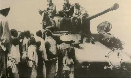使用M4「謝爾曼」的蘇軍坦克兵正在跟圍觀的中國百姓互動，不仔細的話很容易把蘇軍認成美軍