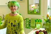 80歲綠色奶奶火爆外網！做50年設計，不爽工作壓抑，把自己「染綠」重獲快樂！奶奶：除了老公，都給我綠！