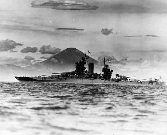 「新墨西哥」號戰列艦，照片攝於1945年8月，背景是富士山