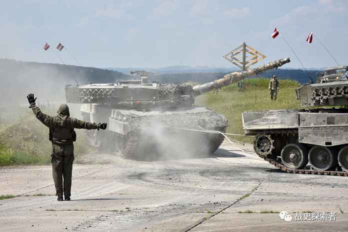 奧地利隊仍用較老的「豹2」A4入場此刻正進行第三項比賽：坦克在「核生化」三防的情況下執行戰場急救