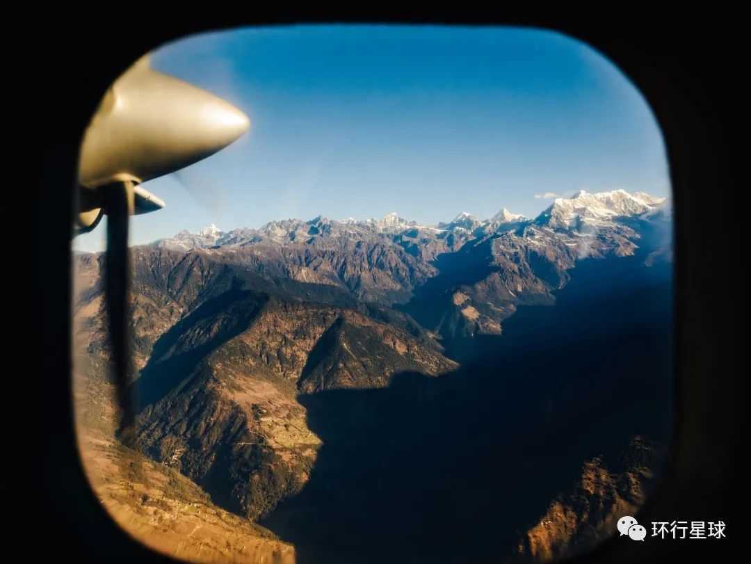 飛往盧卡拉的航班越過喜馬拉雅山脈