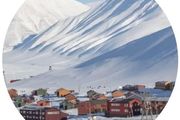全球唯一「禁止出生死亡」的小城！2300人定居世界最北端，冰川極光極晝極夜相伴