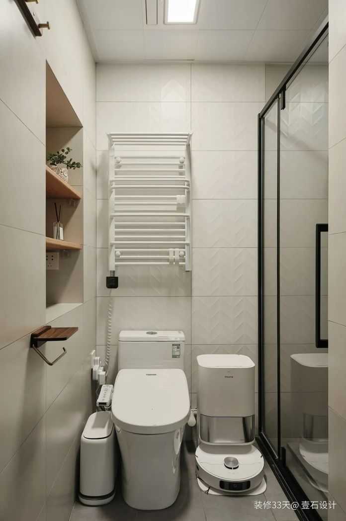 溼區配備智慧馬桶、電熱毛巾架、寬敞的淋浴區，利用牆面厚度設計壁龕儲物