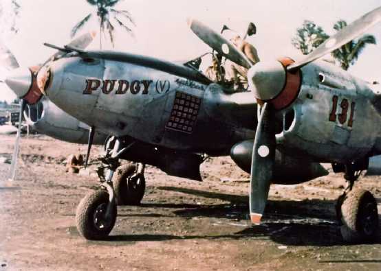 麥克蓋阿少校的P-38座機，注意座艙下方的戰果標記