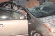 天降巨石砸爛汽車，司機接女友電話下車躲過一劫！