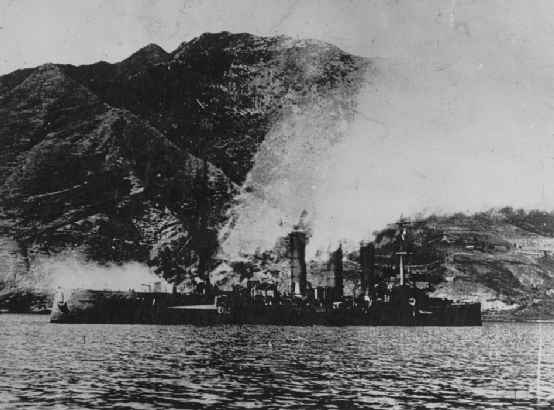 隱藏在智利海岸的「德累斯頓」號，與英國軍艦玩起來貓捉老鼠的遊戲