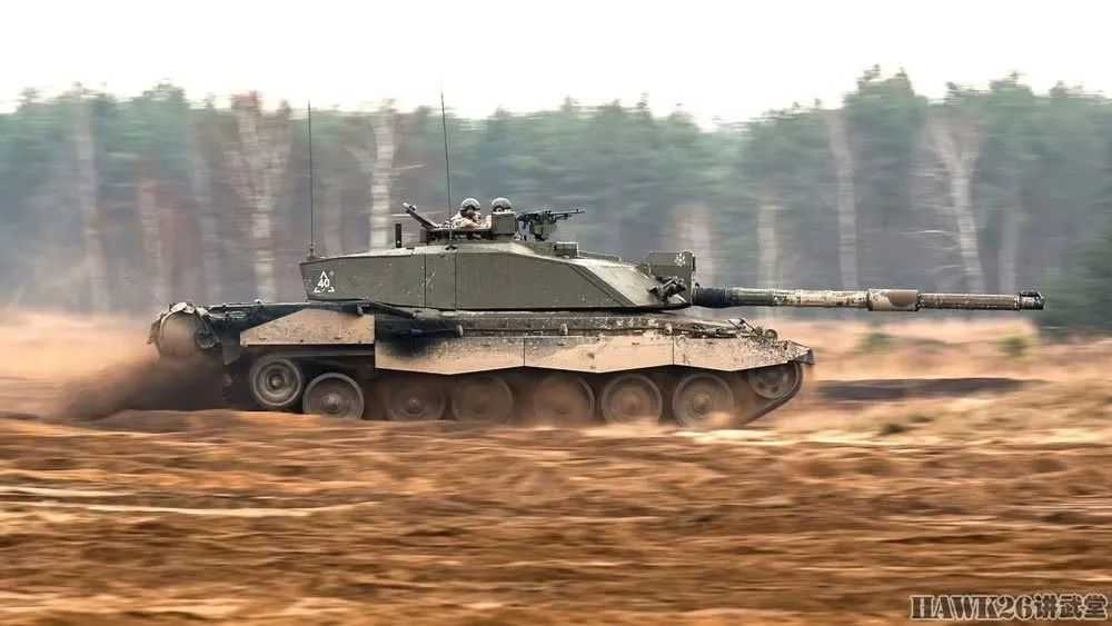 行駛中的「挑戰者2」主戰坦克