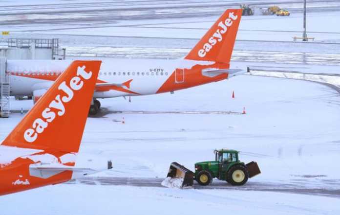 拖拉機在曼斯特機場清雪（圖：每日快報）