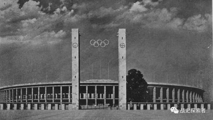 掛有奧運五環的奧林匹克體育場正門此處也是納粹時期「帝國奧林匹克公園」中最具代表性的建築