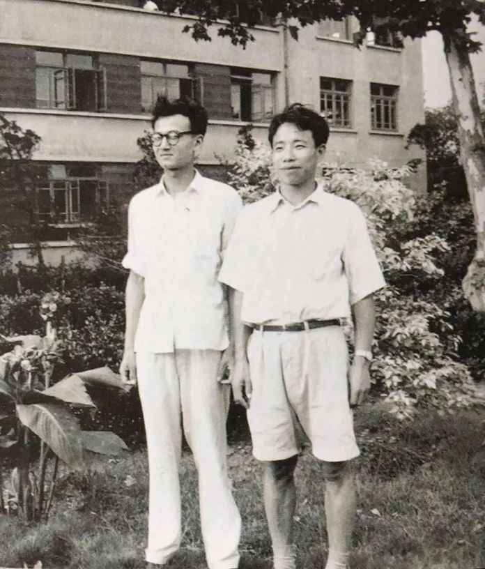陳燮陽（左）與恩師黃曉同