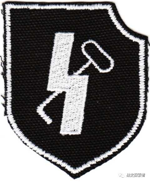 「希特勒青年團」裝甲師師徽，除一道象徵閃電的「S」外，還有一把鑰匙這是因為該師的核心骨幹均來自「警衛