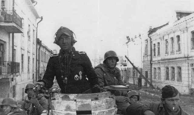 搭乘坦克重返哈爾科夫市區的德軍士兵