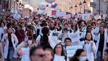 自由執業醫生2月14日在巴黎舉行示