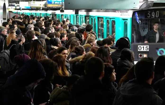 巴黎地鐵不停電，但地鐵司機能不能順利來上班就不好說了（法新社圖）