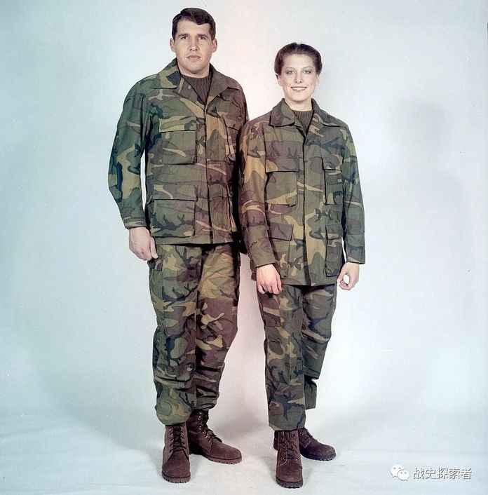 兩名身著早期BDU野戰服的模特該野戰服自1980年代投入美軍各軍種中使用，至2000年代中期逐步被新